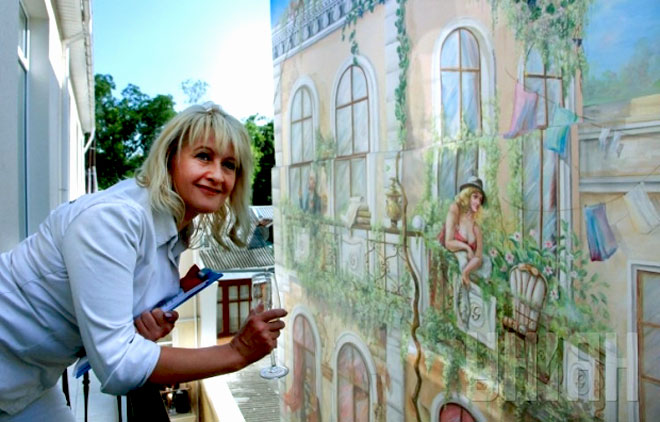 Вместо глухой стены гости одесского отеля Geneva City теперь могут любоваться видом на самую большую фреску в Украине