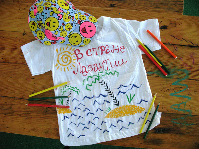 Разрисованная детьми футболка на память, отель Левант
